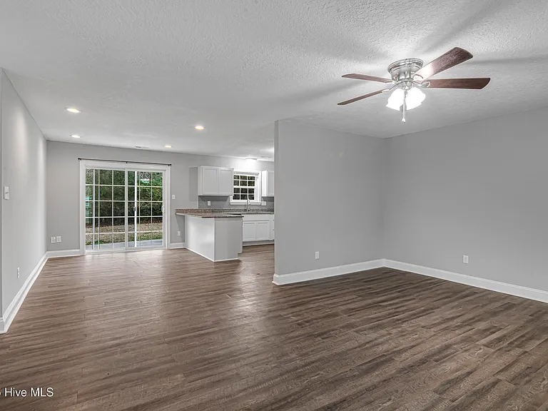 236 White Oak Blvd — Photo 3
