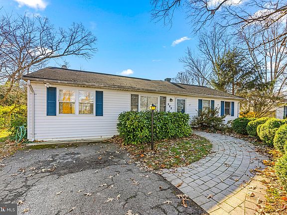 5th image of 989 Dogwood Tree Dr