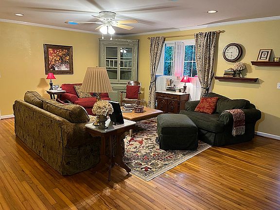 Spacious Living Room 
