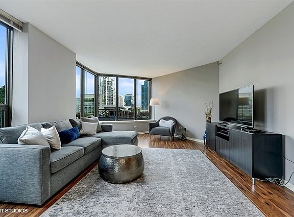 3rd image of 400 N La Salle Dr APT 910
