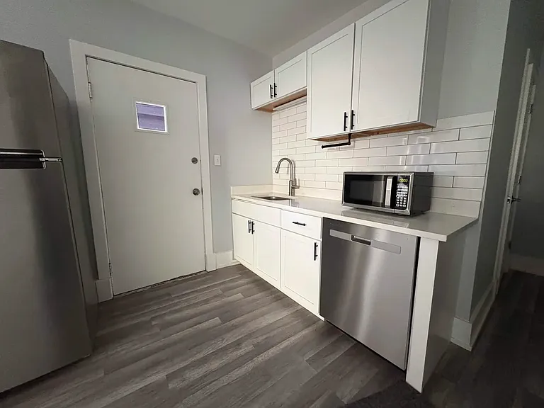 2142 W 18th St #1B — Photo 3