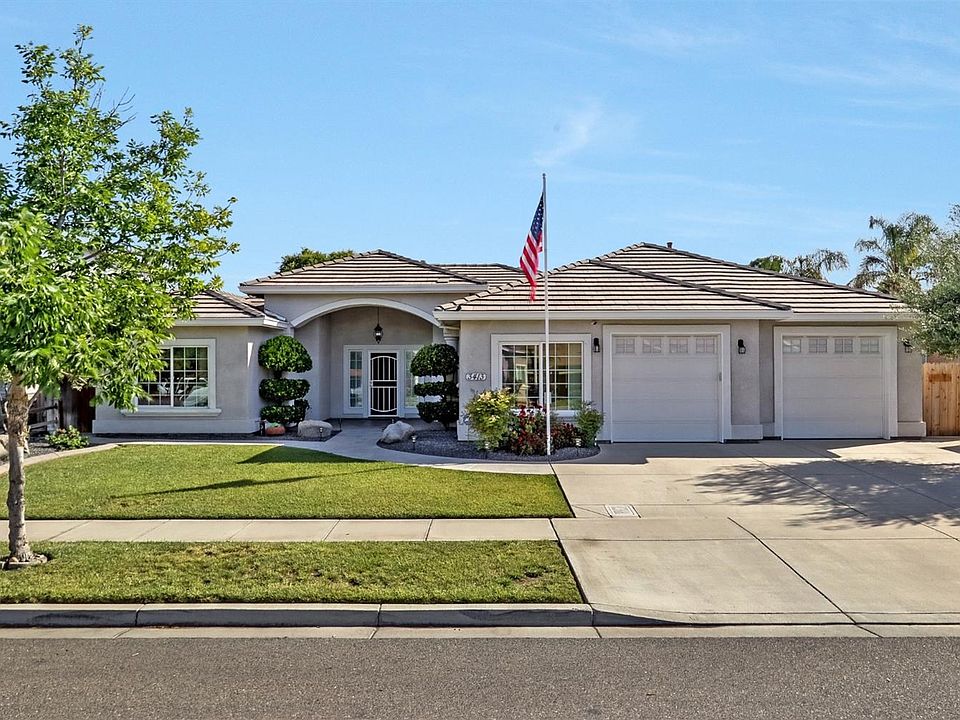 A 1-story home BEAUTY! 3BR/2 BA with a possible 4th bedroom. Original owners!