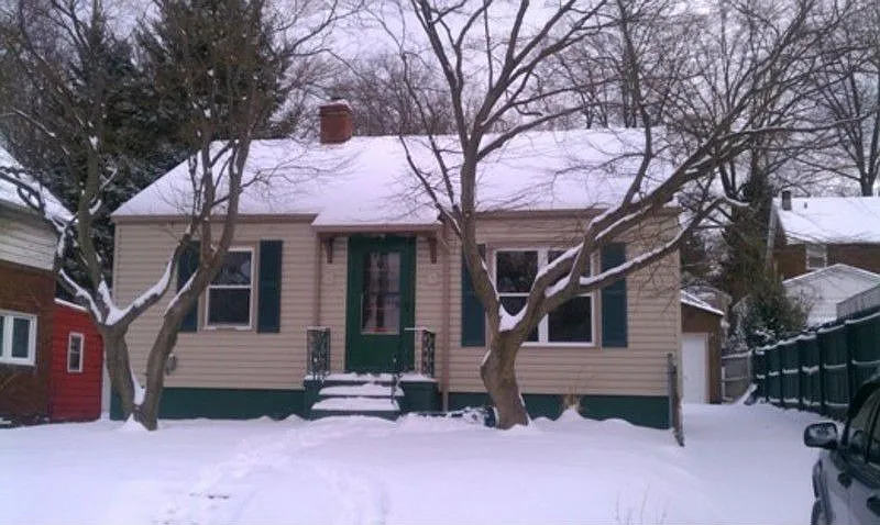 541 Melrose St photo 1