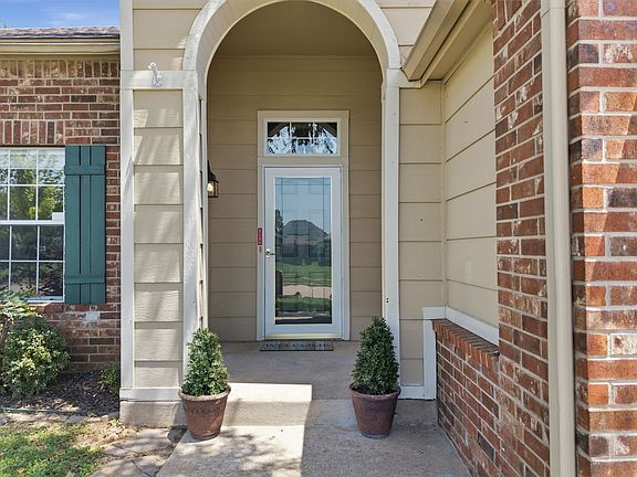 2nd image of 5313 S Maple Pl