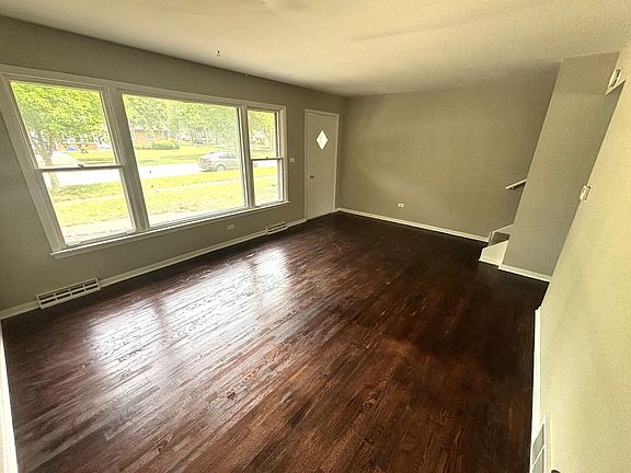 3rd image of 126 N Prairie Ave