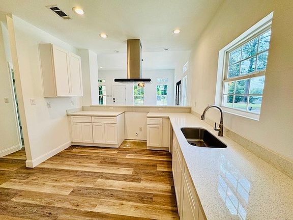 5th image of 429 N Zavalla St
