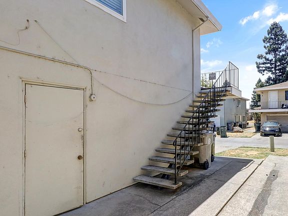 2nd image of 7384 Franklin Blvd APT 4