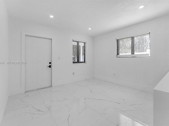 3rd image of 61 E 39th St