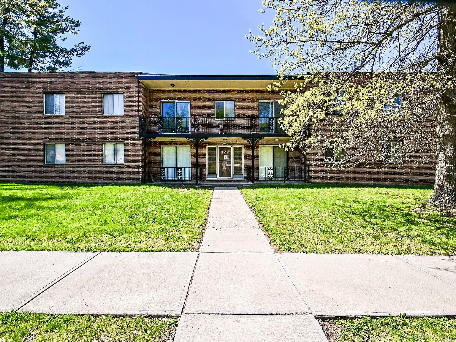 818 S Green Rd — Photo 1