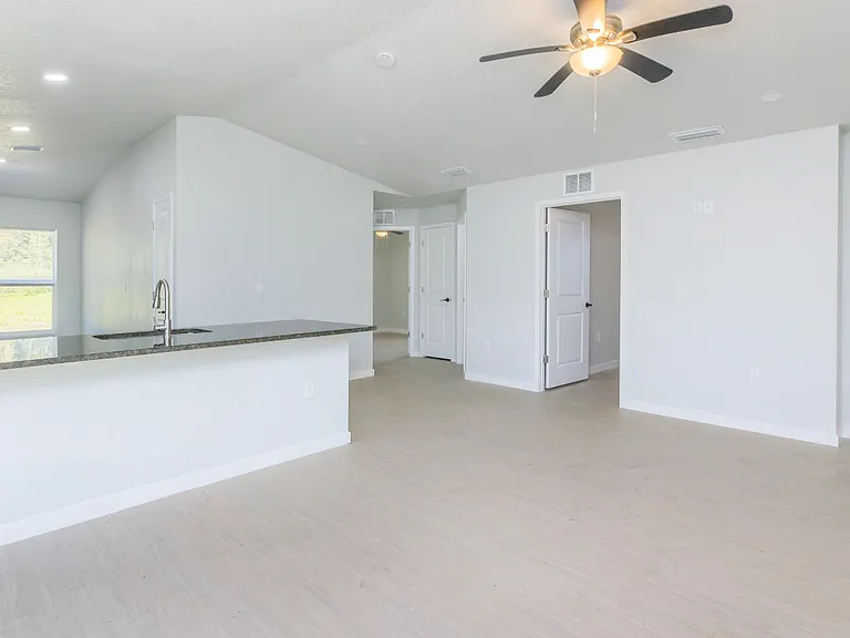Sandcastle Manor Apartments — Photo 13