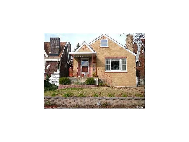 5247 Walsh St photo 1