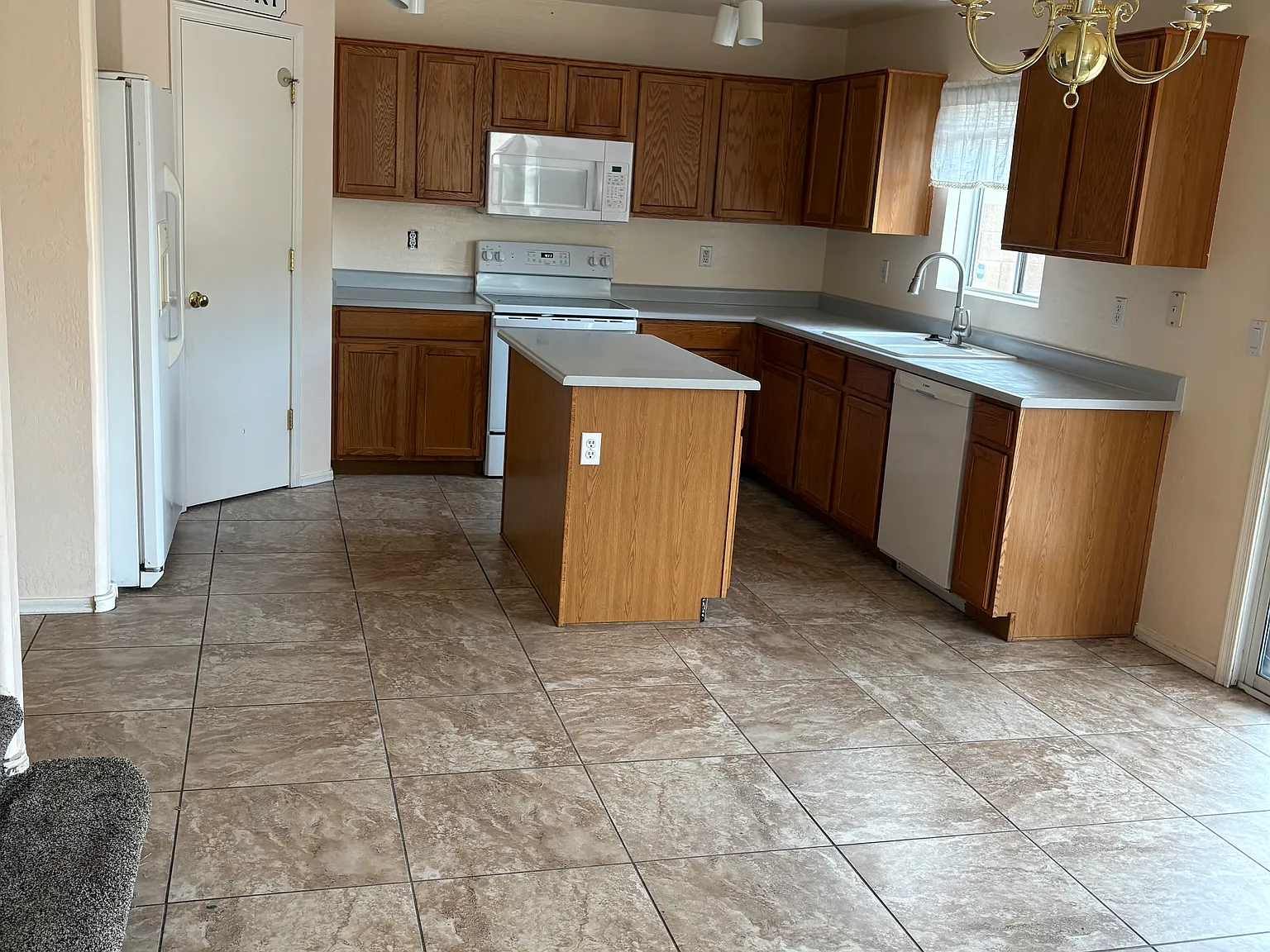 3 bed, 2.5 bath, 1811 sqft, $2,200 — Photo 2