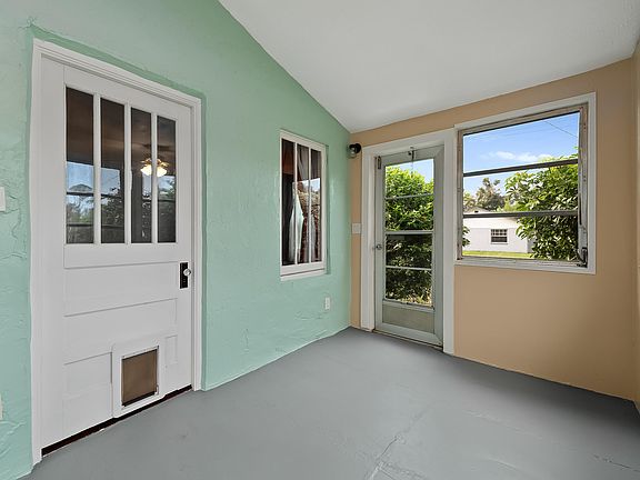 3rd image of 525 N Disston Ave