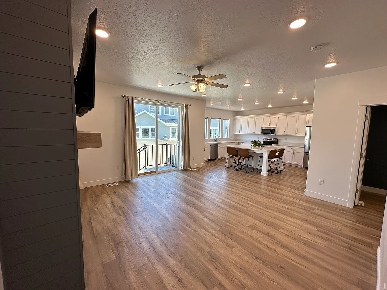 3 bed, 2.5 bath, 1918 sqft, $2,400 — Photo 4