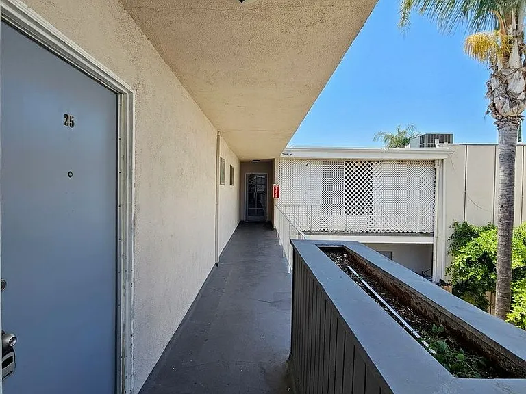 8601 BALBOA — Photo 5