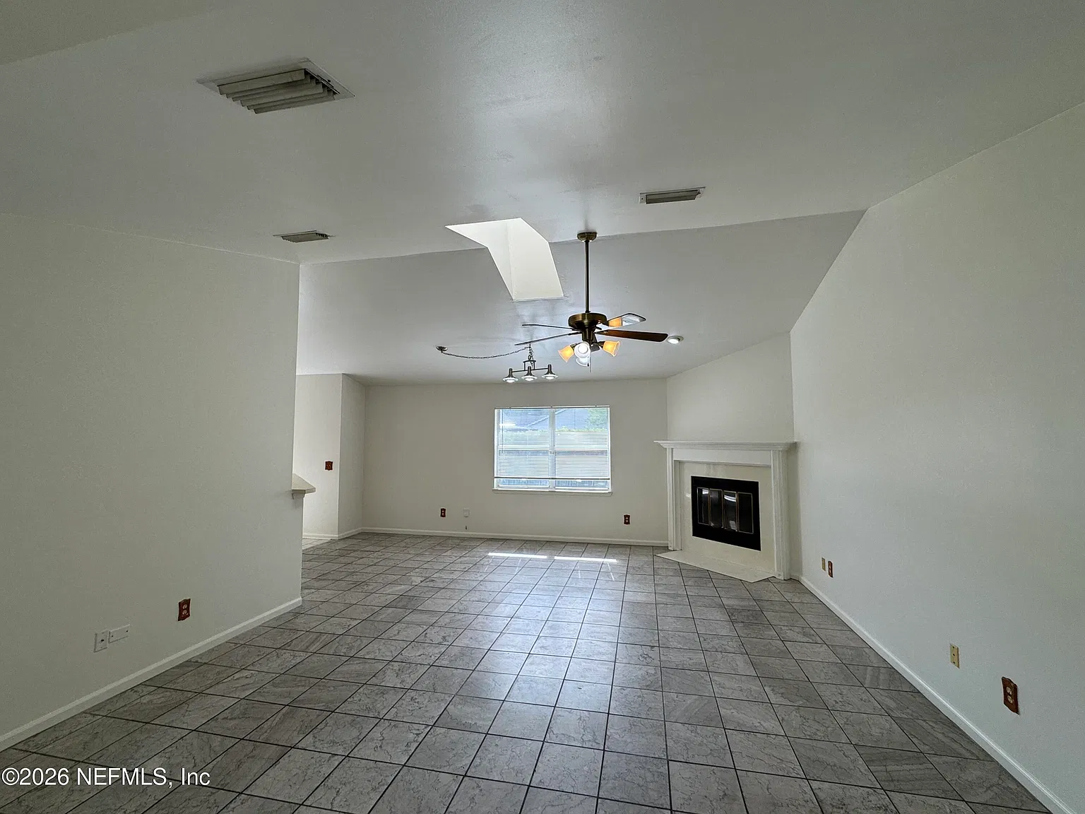 3 bed, 2.0 bath, 1478 sqft, $2,200 — Photo 2