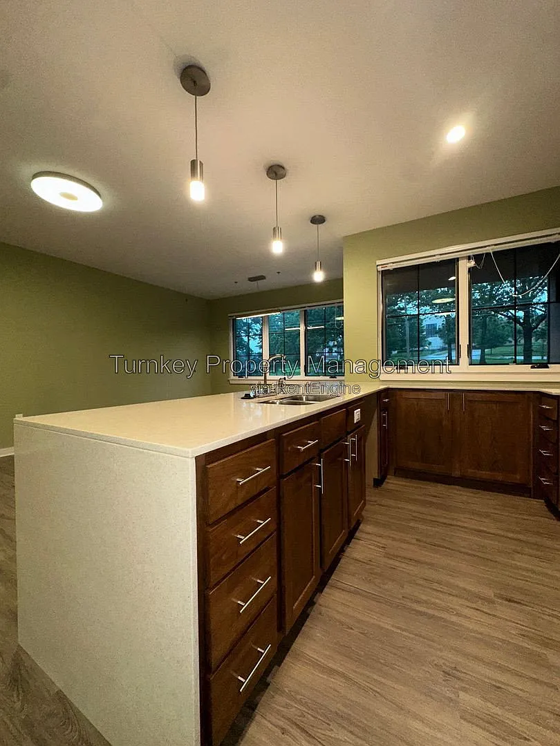 1 bed, 1.0 bath, 746 sqft, $1,225 — Photo 2