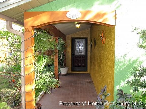 Inviting Entrance Way