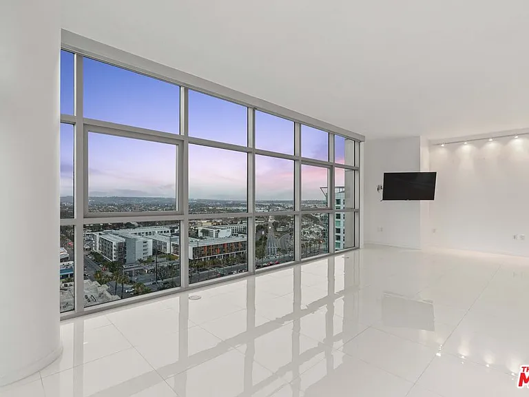 13700 Marina Pointe Dr #1915 — Photo 10