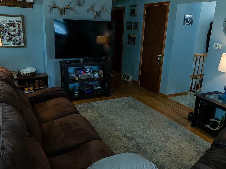 410 Strathmore Ln SE — Photo 3