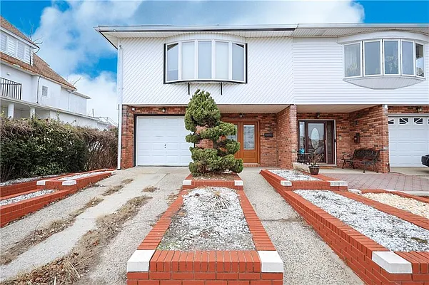 Sold by Momentum Real Estate LLC | media 1