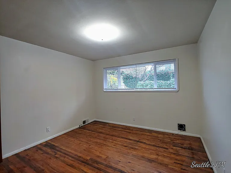 14015 37th Ave NE — Photo 10