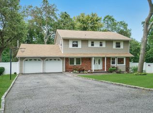 7 Ardra Ct, Smithtown, NY 11787