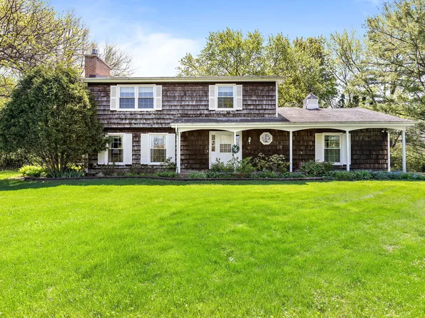 135 Mohawk Dr, North Barrington, IL 60010