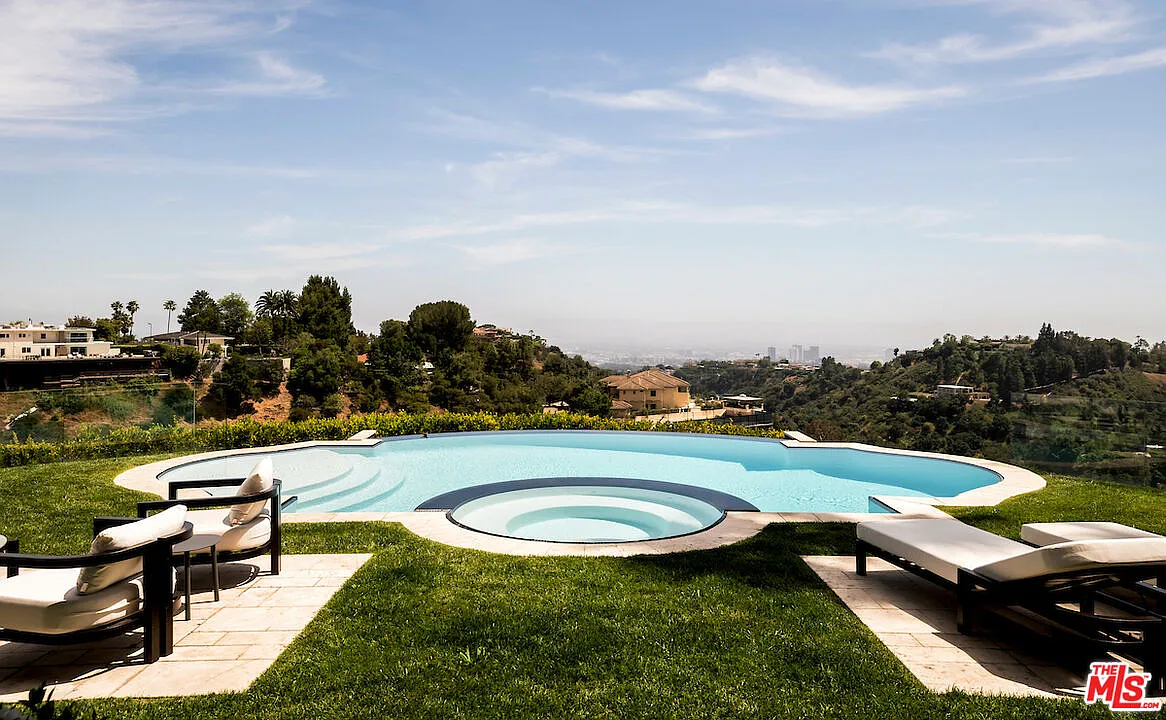 6 bed, 6.5 bath, 6200 sqft, $35,000 — Photo 3