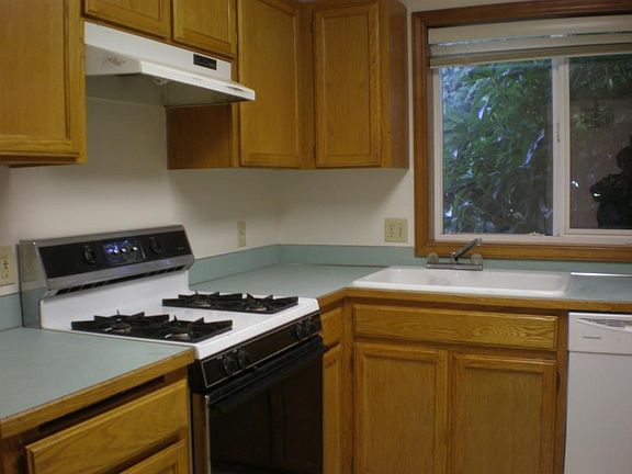 4th image of 1043 Adelia St