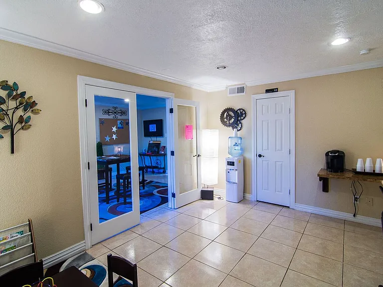 Northlake Manor Apartments — Photo 1