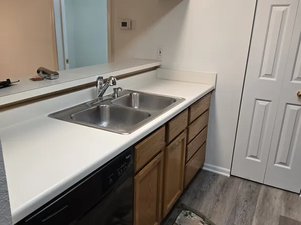 609 Curzon Ct APT 104, Howell, MI 48843