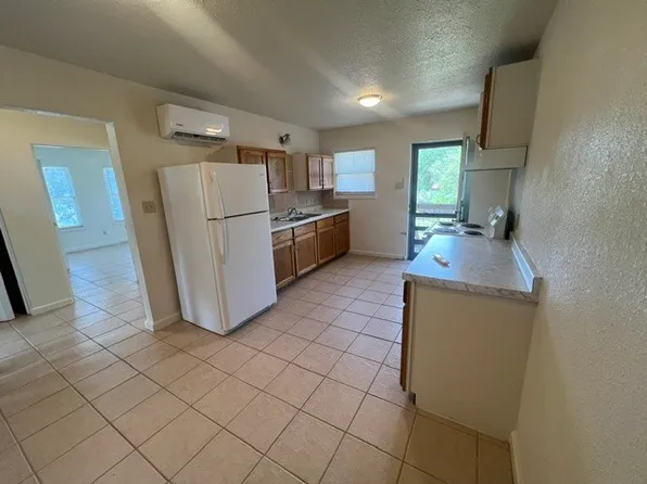 219 N 1st St, Kingsville, TX 78363