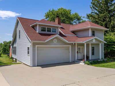 215 10th Ave SW, Mount Vernon, IA, 52314
