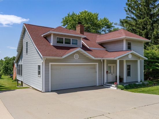 215 10th Ave SW, Mount Vernon, IA 52314