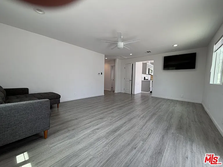 18601 Hiawatha St — Photo 3