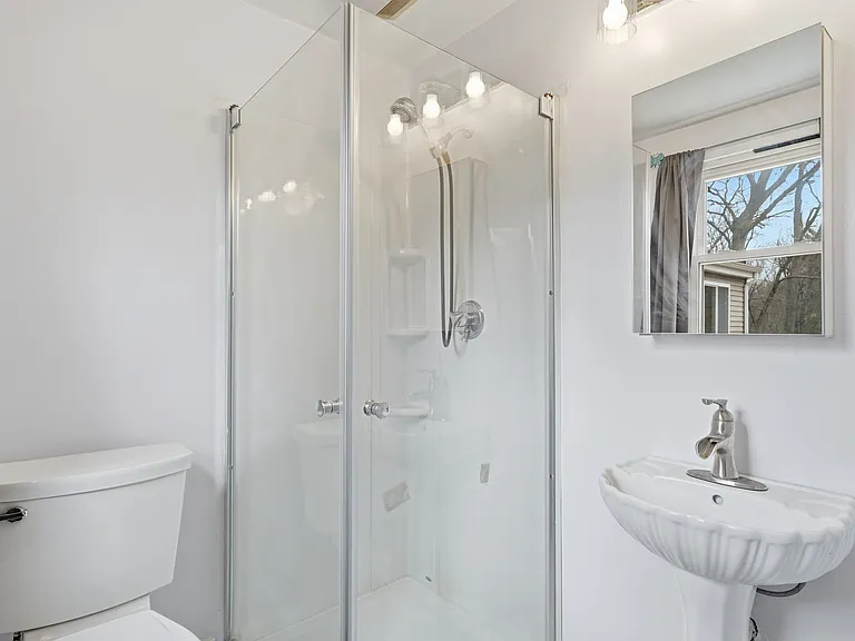 724 Linwood St — Photo 17