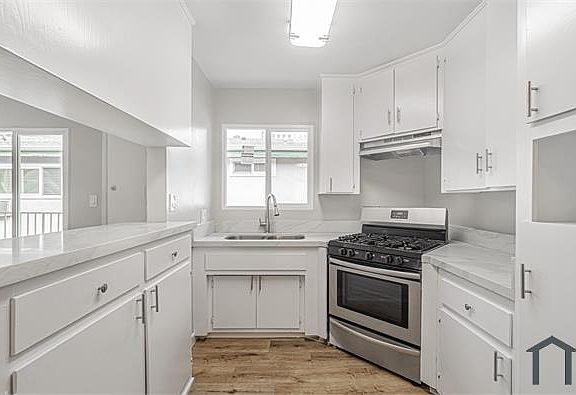 4th image of 320 S Sherbourne Dr APT 7