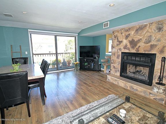 4th image of 24 Abingdon Ave #22A