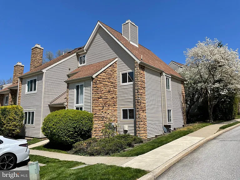 245 Carriage Ct #245 — Photo 3