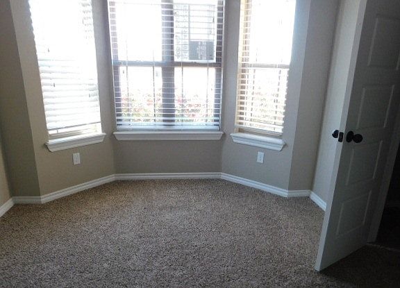 3rd image of 125 NE Blackberry Rd