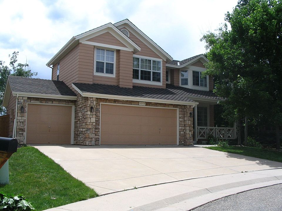 Superb panoramic views of mountains and golf course.