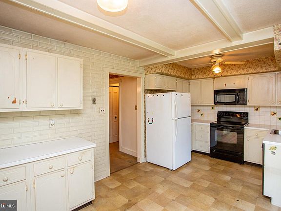 2nd image of 84 Dewsbury Ln