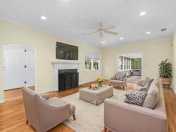 4th image of 717 Ne Blvd