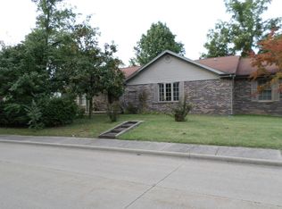 1141 W Webster St, Benton, IL 62812