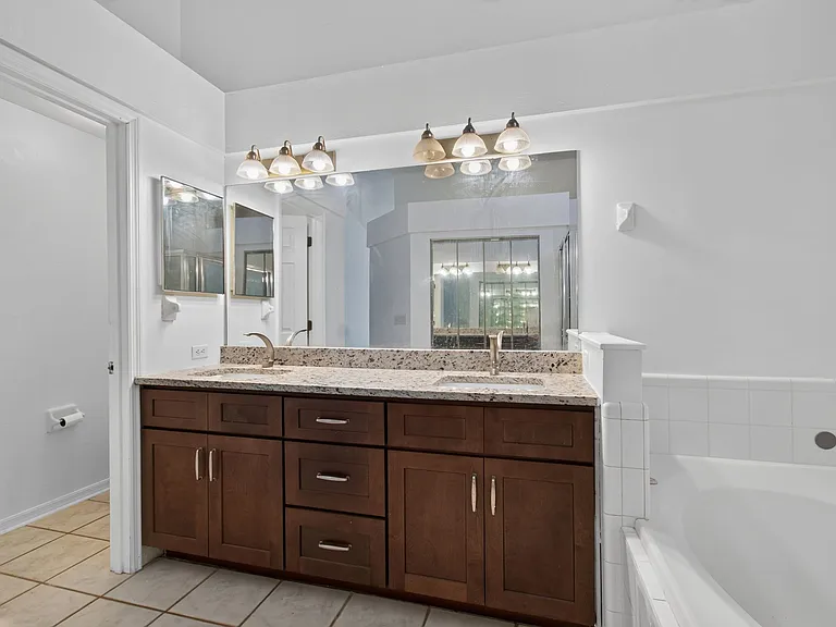 2324 NW 40th Pl — Photo 35
