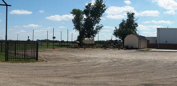 3rd image of 121 E Fm 813