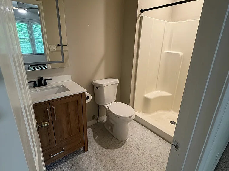 The bathroom of the back bedroom.