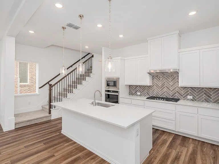 908 Utica Dr — Photo 6