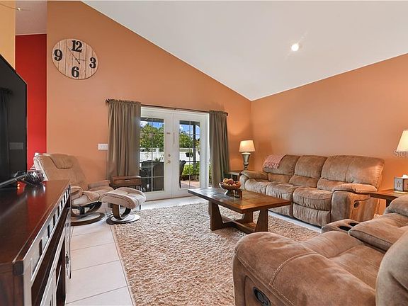 4th image of 501 Del Shasta Way